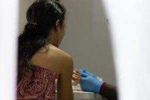 femme en plein dépistage pour le vih