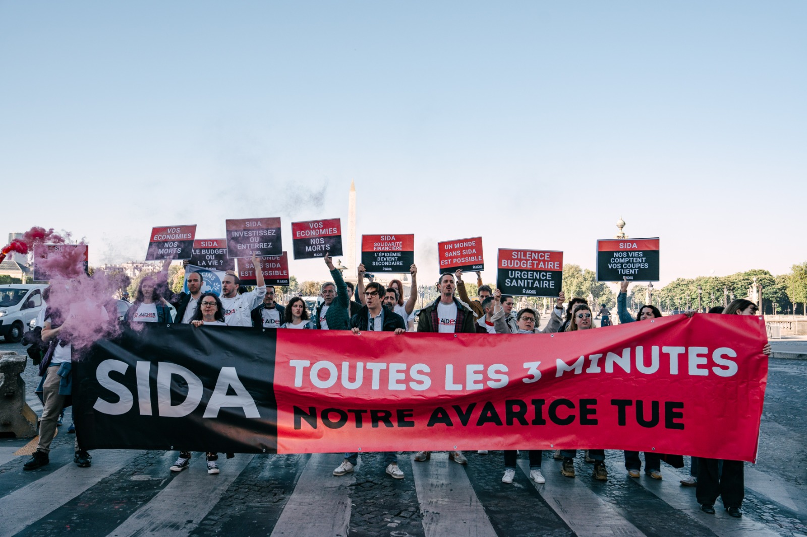 [Communiqué de presse] AIDES et Coalition PLUS organisent une action coup de poing face à la menace historique de reprise mondiale de l&rsquo;épidémie de VIH/sida