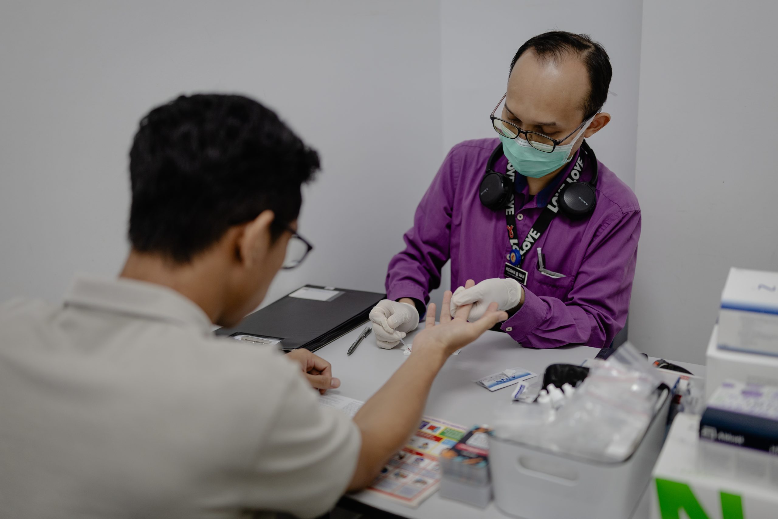 Malaisie, Kuala Lumpur, le 10 juin 2025. Clinique KK Kuala Lumpur, à gauche, Faris, 28ans, fait ses tests du VIH et autres maladies sexuellement transmissible, telle que la Siphillis. Dans cette clinique, financée par le fond mondial, 700 patients bénéficient du PrEp gratuitement.