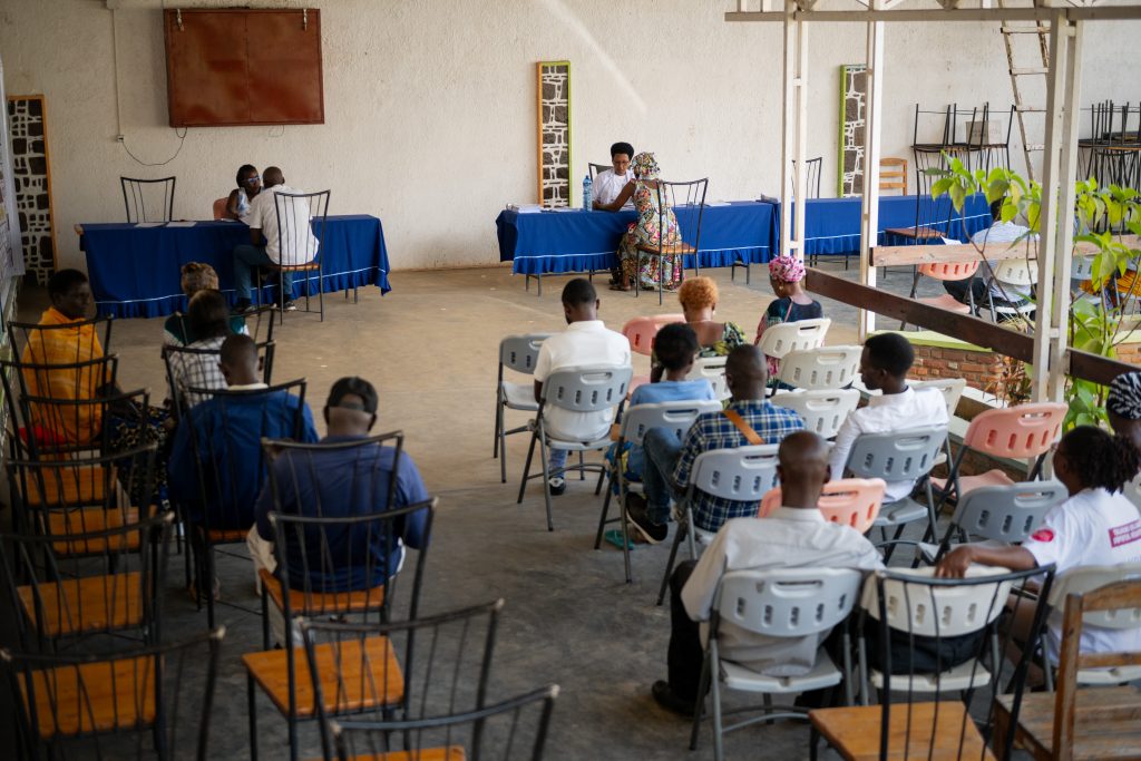 Bujumbura, Burundi, le 17 novembre 2025 : Reportage pour Coalition Plus et Expertise France sur la prise en charge du VIH au Burundi. Immersion auprs des quipes de lÕassociation Nationale de soutien aux sropositifs et malade du Sida sant plus (ANSS Sant Plus) a lÕantenne de Bujumbura centre Turiho. Sur lÕimage Lancement de la semaine internationale du dpistage, une dizaine de personnes attendent leur tour avant dÕtre pris en charge par les quipes de lÕassociation.