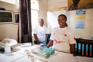 Bujumbura, Burundi, le 17 novembre 2025 : Reportage pour Coalition Plus et Expertise France sur la prise en charge du VIH au Burundi. Immersion auprs des quipes de lÕassociation Nationale de soutien aux sropositifs et malade du Sida sant plus (ANSS Sant Plus) a lÕantenne de Bujumbura centre Turiho. Sur lÕimage Lancement de la semaine internationale du dpistage devant la presse, lÕaccueil du centre avec sur lÕimage Francine (a g.) et Nina ( d.)