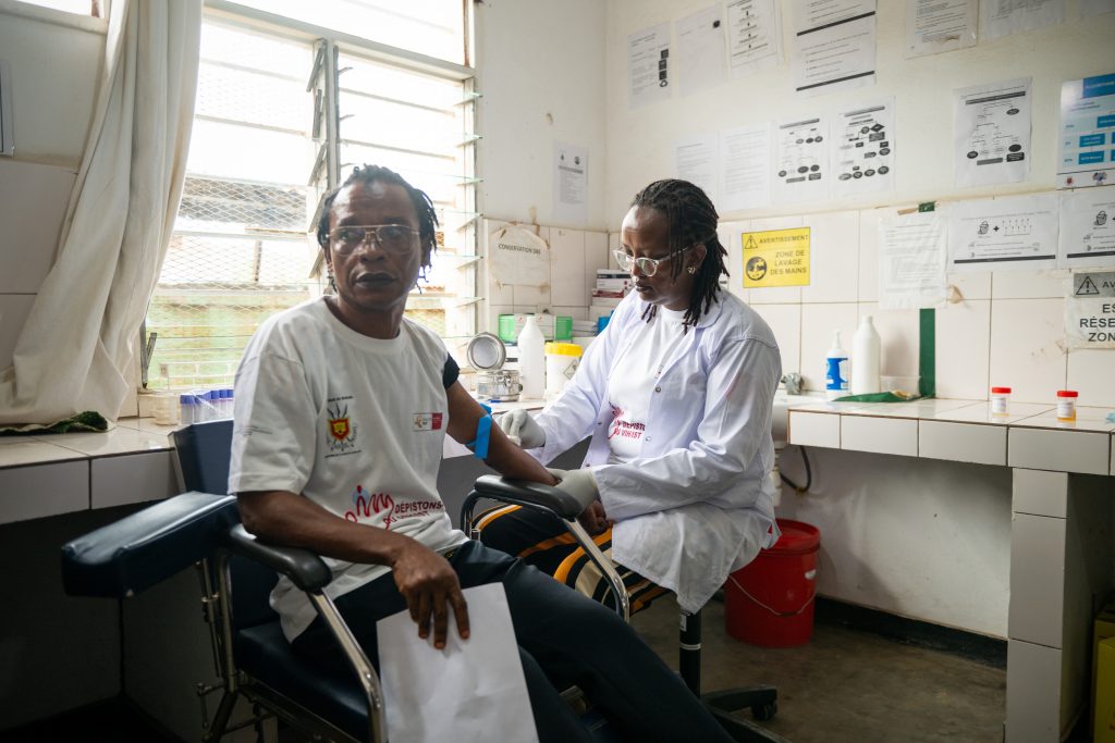 Bujumbura, Burundi, le 17 novembre 2025 : Reportage pour Coalition Plus et Expertise France sur la prise en charge du VIH au Burundi. Immersion auprs des quipes de lÕassociation Nationale de soutien aux sropositifs et malade du Sida sant plus (ANSS Sant Plus) a lÕantenne de Bujumbura centre Turiho. Sur lÕimage la salle de prlvement : Ferdinand 34 ans vient se faire dpister. Ferdinand est galement Pair ducateur pour lÕANSS. Aline Nkurunziza, infirmire, fait la prise de sang.