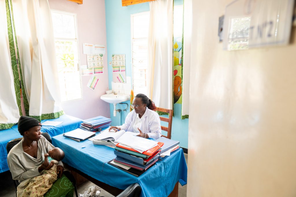 Bujumbura, Burundi, le 17 novembre 2025 : Reportage pour Coalition Plus et Expertise France sur la prise en charge du VIH au Burundi. Immersion auprs des quipes de lÕassociation Nationale de soutien aux sropositifs et malade du Sida sant plus (ANSS Sant Plus) a lÕantenne de Bujumbura centre Turiho. Sur lÕimage une consultation mere enfant : avec Clelia, 23 ans et sa fille Bella de 5 mois en entretien avec la Docteur Evelyne.