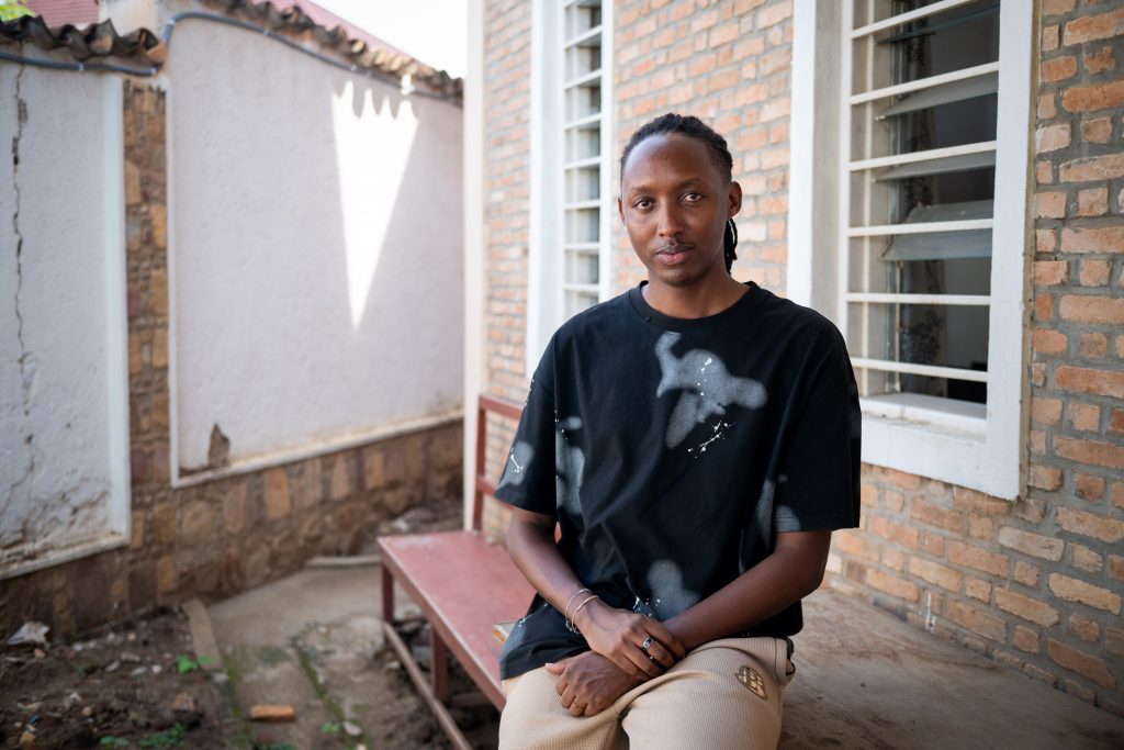 Bujumbura, Burundi, le 18 novembre 2025 : Reportage pour Coalition Plus et Expertise France sur la prise en charge du VIH au Burundi. Immersion auprs des quipes de lÕassociation Nationale de soutien aux sropositifs et malade du Sida sant plus (ANSS Sant Plus) a lÕantenne de Bujumbura centre Turiho. Sur lÕimage Billy Cielot Izere nous raconte son histoire avec le VIH.